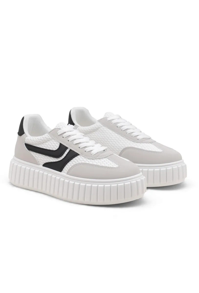 WHITE photo 3
