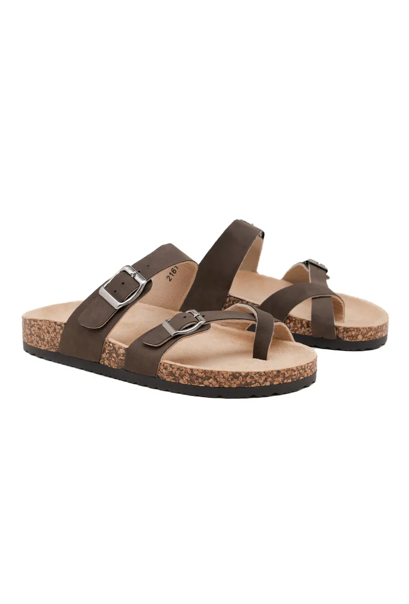 BROWN photo 3