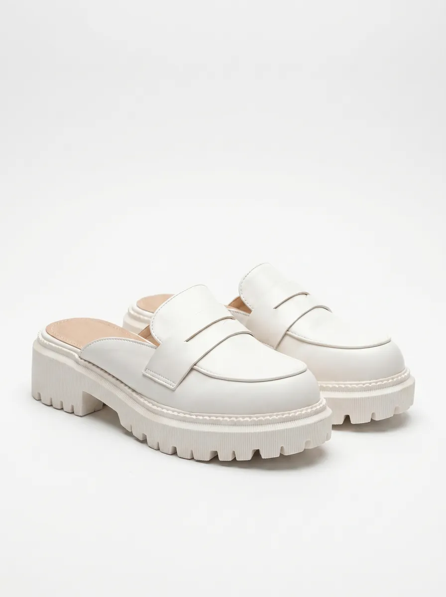 WHITE photo 3
