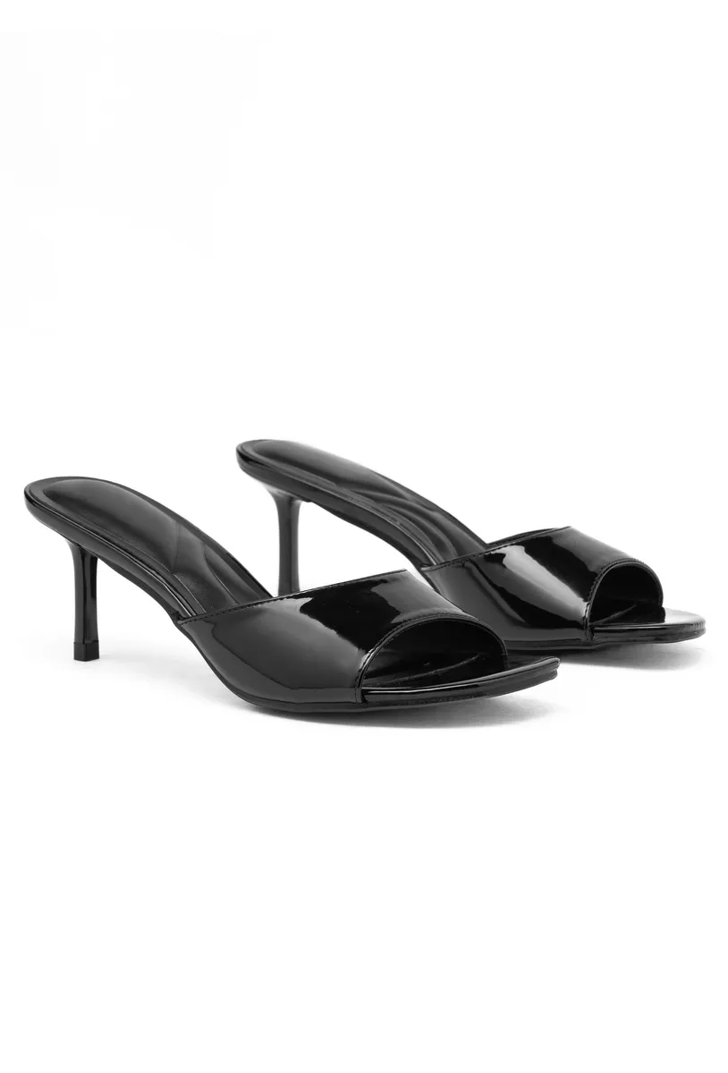 BLACK photo 3