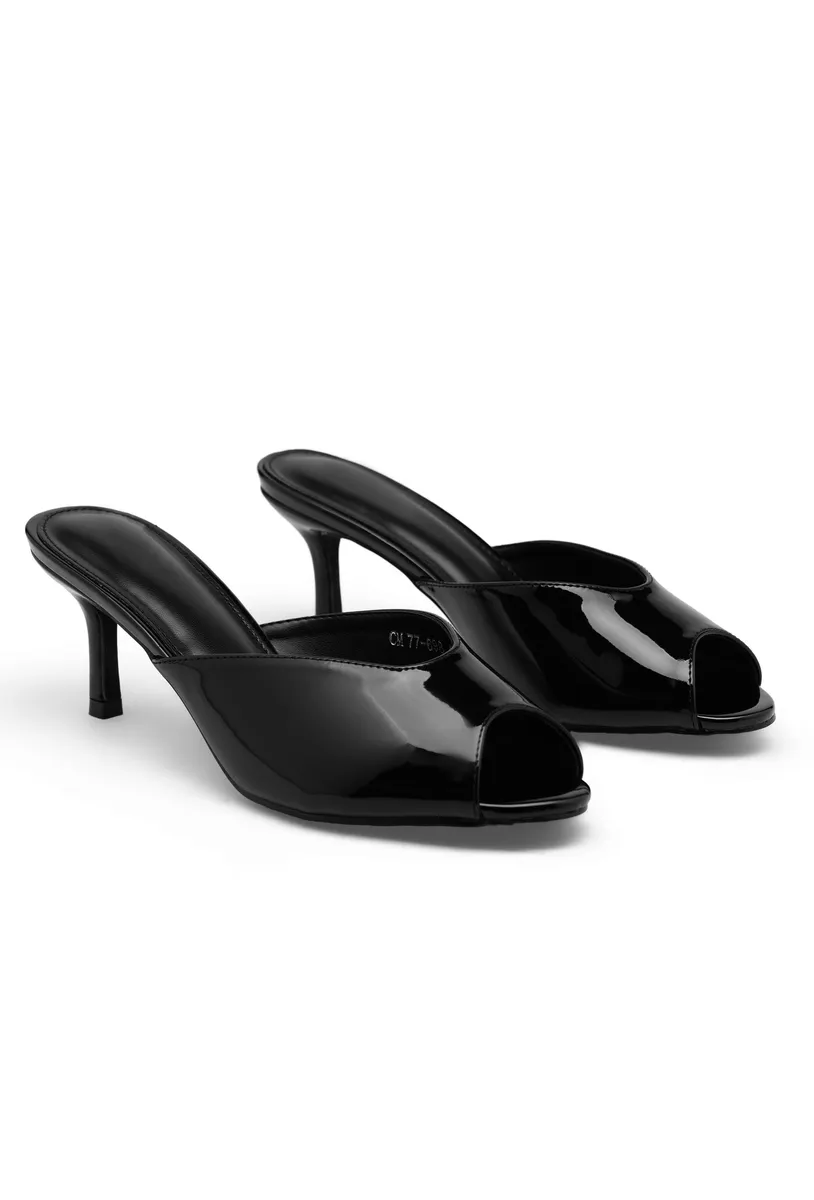 BLACK photo 3